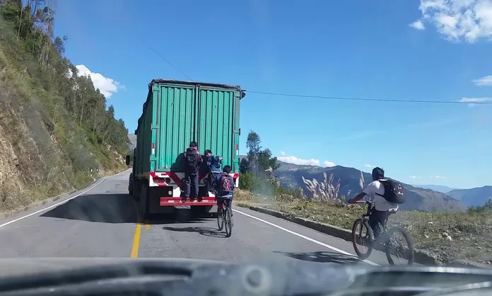 Abancay Escolares Arriesgan Su Vida Colg Ndose De Tr Iler En Carretera