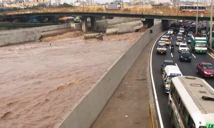 Río Rímac se desbordó a la altura del Puente Acho