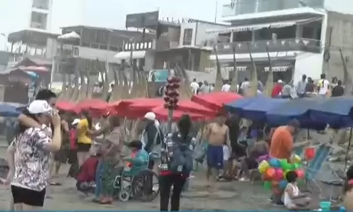 Familias Disfrutaron De La Playa Agua Dulce En Navidad