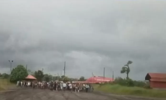 Iquitos Comunidades Nativas Toman Aer Dromo Por Derrames De Petr Leo