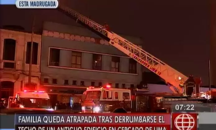 Familia quedó atrapada tras derrumbe del techo de edificio en el