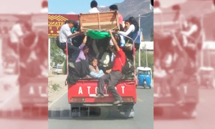 Huánuco varias personas arriesgan sus vidas viajando colgadas sobre