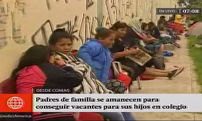 Padres De Familia Forman Largas Colas Por Vacantes En Colegio De Comas