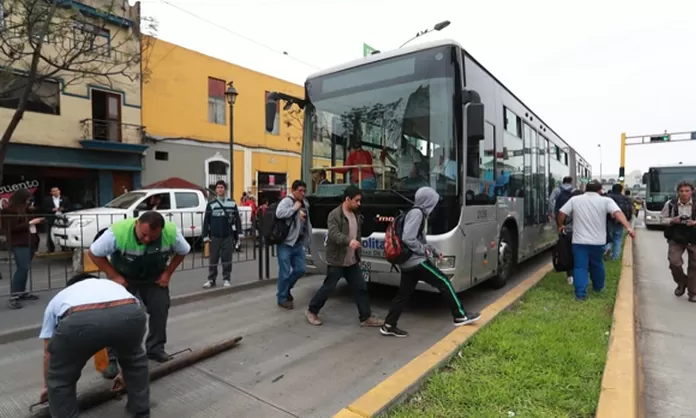 Metropolitano pasajeros quedaron varados en plena vía tras falla en bus