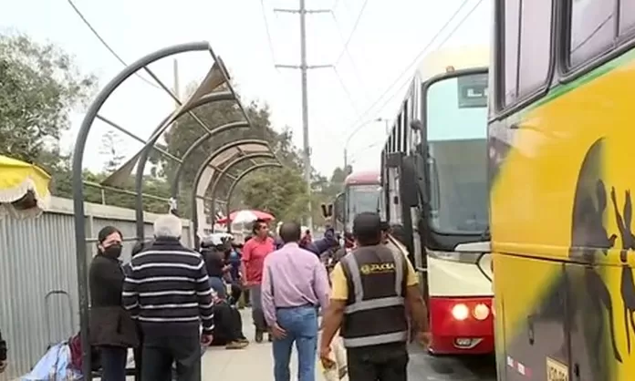 Pasajeros Quedan Varados En Lima Por Bloqueo De Carreteras