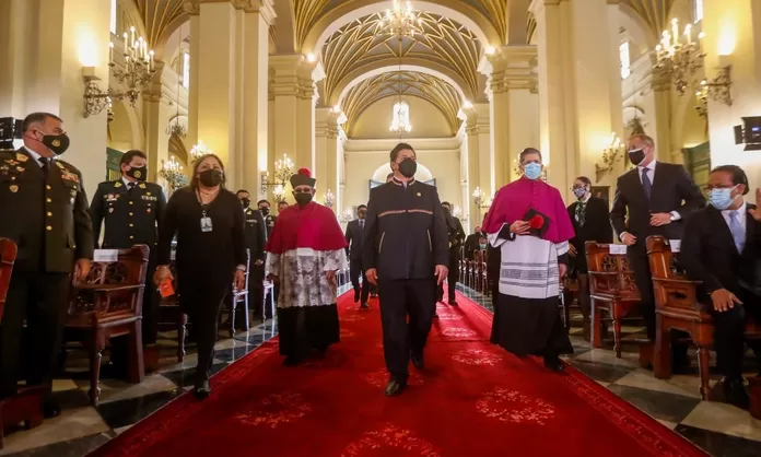 Pedro Castillo participa en misa en honor al Señor de los Milagros