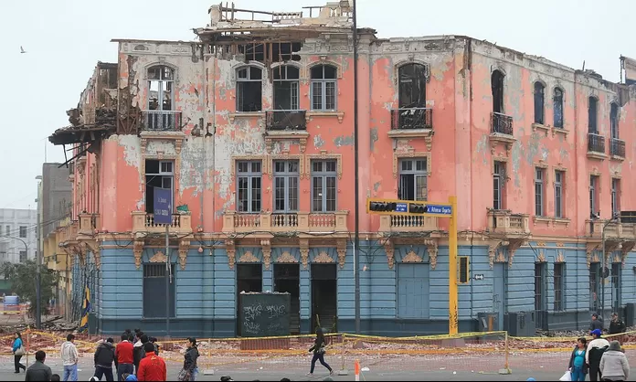 Exmoradores De Casona Incendiada En Plaza Dos De Mayo Recogen Sus