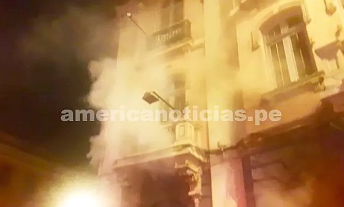 Plaza Dos de Mayo incendio se registró en casona del Centro de Lima