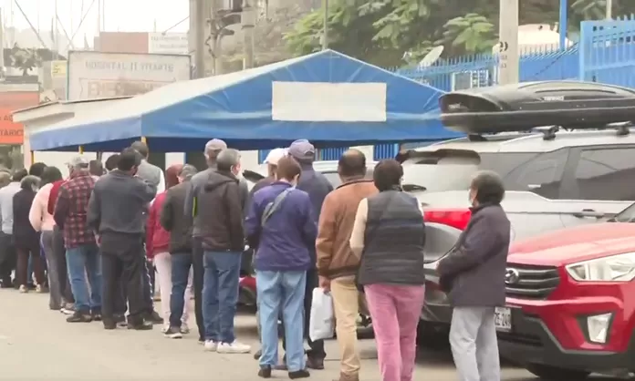 Largas colas en el hospital II de Vitarte para conseguir cita médica