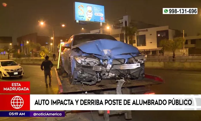 San Borja Auto impacta y derriba poste de alumbrado público