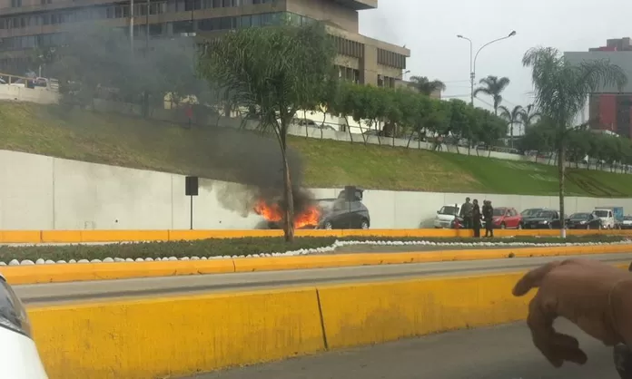 V A Expresa Auto Se Incendi A Pocos Metros De Estaci N Del Metropolitano