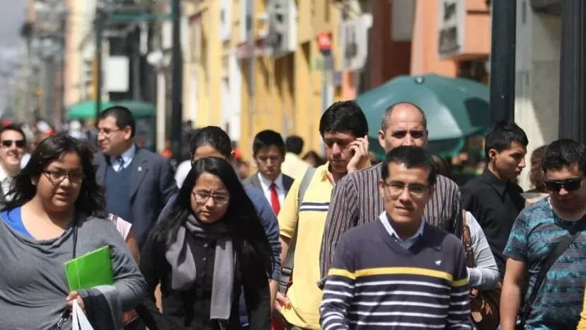 Disminuye el apego de peruanos por su país según encuesta Datum
