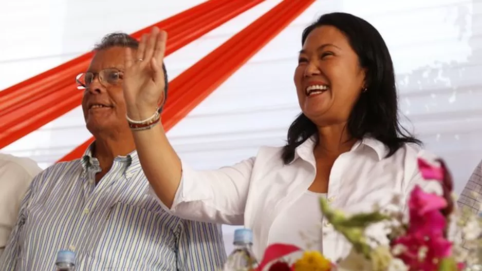 Keiko Fujimori presentando a Eduardo Pérez Rocha. Foto: La República