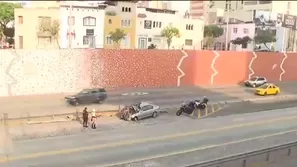 Un vehículo chocó contra una baranda metálica en la Vía Expresa de Miraflores. El conductor fue atendido por bomberos y trasladado por la Policía. / Video: Canal N