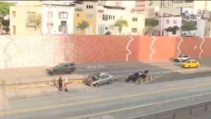 Un vehículo chocó contra una baranda metálica en la Vía Expresa de Miraflores. El conductor fue atendido por bomberos y trasladado por la Policía. / Video: Canal N