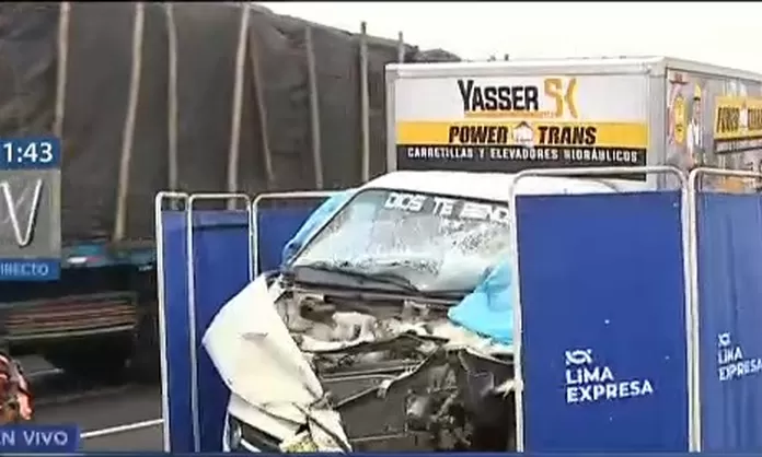 El Agustino: Un muerto tras choque entre camión y furgoneta