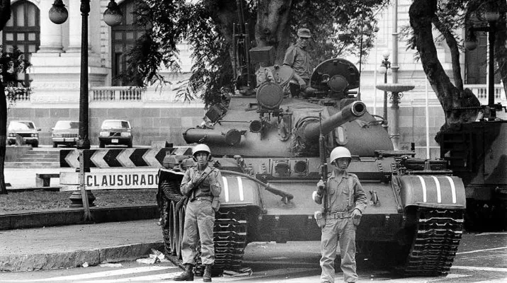 Tanquetas en Palacio de Gobierno durante el autogolpe. Foto: Perú21 Tanquetas en Palacio de Gobierno durante el autogolpe. Foto: Perú21