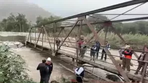 La estructura del puente se encuentra a escasos ochenta centímetros del río y está soportado de manera provisoria con rocas. / Video: Canal N