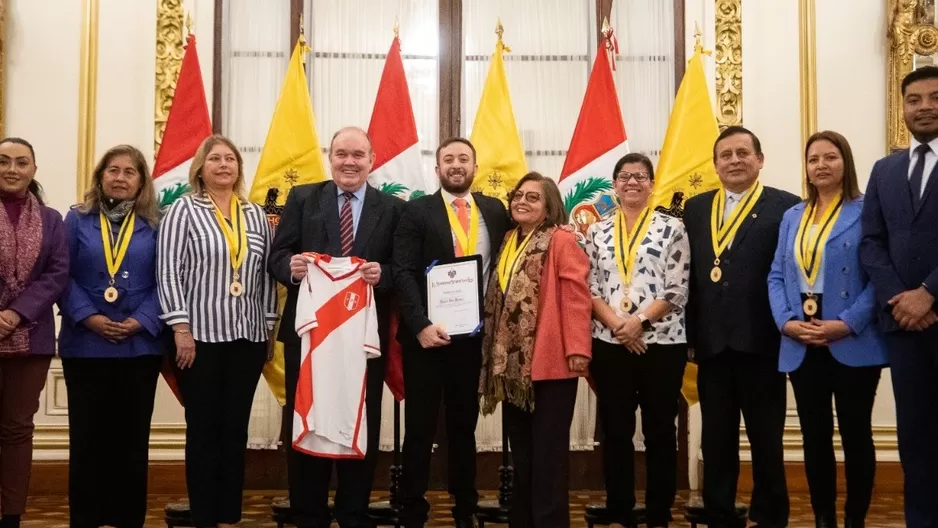 El alcalde de Lima condecoró a Agustín Laje Arrigoni, con la Medalla de Lima. Foto: Municipalidad de Lima