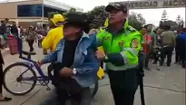 Sujeto fue intervenido por un efectivo policial (Video: Marian Ja&uacute;regui)