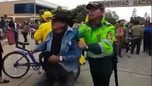 Sujeto fue intervenido por un efectivo policial (Video: Marian Ja&uacute;regui)