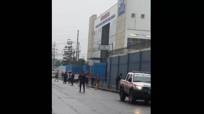 Una llamada de alerta trasladó al personal de la UDEX hasta el Hospital Almenara / Foto: @oscarac Una llamada de alerta trasladó al personal de la UDEX hasta el Hospital Almenara / Foto: @oscarac