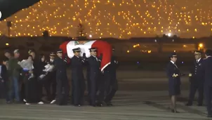 Restos de piloto Ashley Vargas fueron velados en la base aérea Las Palmas. / Video: América Noticias