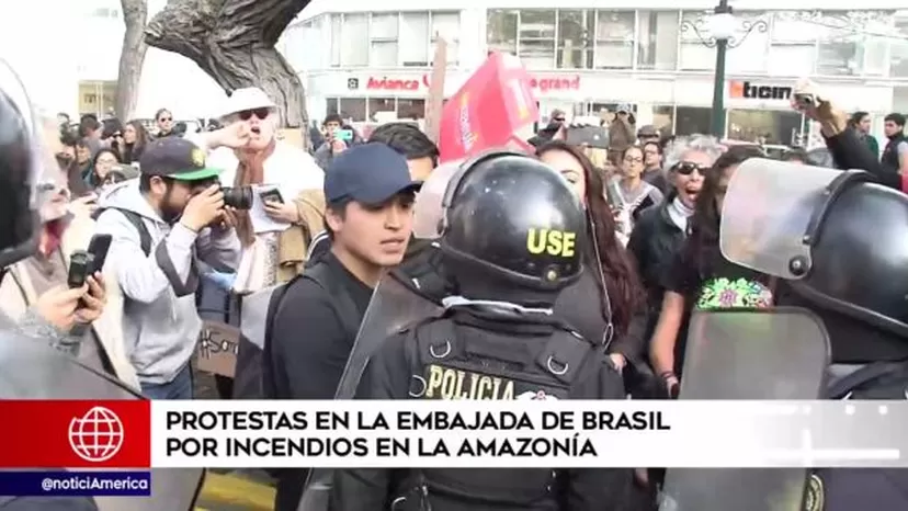 Amazonía: cientos de personas protestaron frente a la embajada de Brasil en Perú