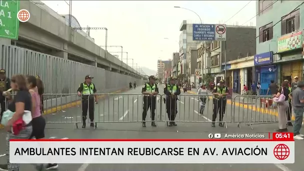 Ambulantes intentan reubicarse en avenida Aviación. Foto: América Noticias Ambulantes intentan reubicarse en avenida Aviación. Foto: América Noticias