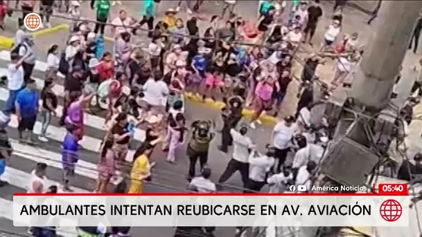 Ambulantes intentan reubicarse en avenida Aviación. Foto: América Noticias Ambulantes intentan reubicarse en avenida Aviación. Foto: América Noticias