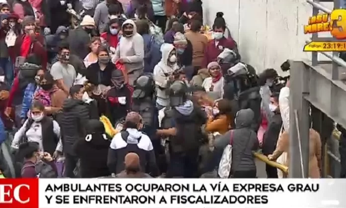 Ambulantes y fiscalizadores vuelven a enfrentarse en la avenida Grau