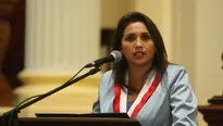 Presidenta del Congreso regaló billeteras Renzo Costa a trabajadores del Parlamento. Foto: Congreso