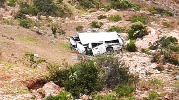La caída al abismo de 130 metros se produjo en la ruta San Martín-San Nicolás. Foto: Andina La caída al abismo de 130 metros se produjo en la ruta San Martín-San Nicolás. Foto: Andina