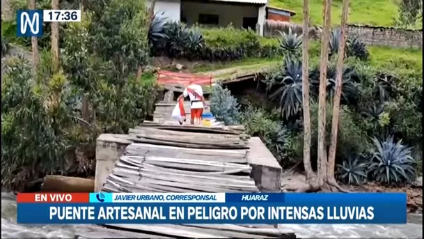 Pese a la disposición del cierre, algunos ciudadanos en Huaraz cruzan el puente artesanal - Foto: Canal N