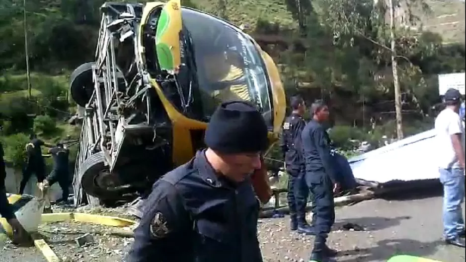 Los heridos fueron socorridos por otros pasajeros del bus que recibieron un impacto menor. Foto: Canal N