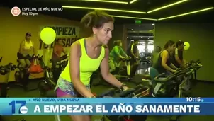 Las clases de zumba son una opción popular para ejercitarse, con movimientos aeróbicos. / Video: Domingo al Día