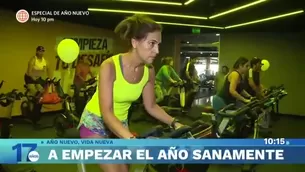 Las clases de zumba son una opción popular para ejercitarse, con movimientos aeróbicos. / Video: Domingo al Día