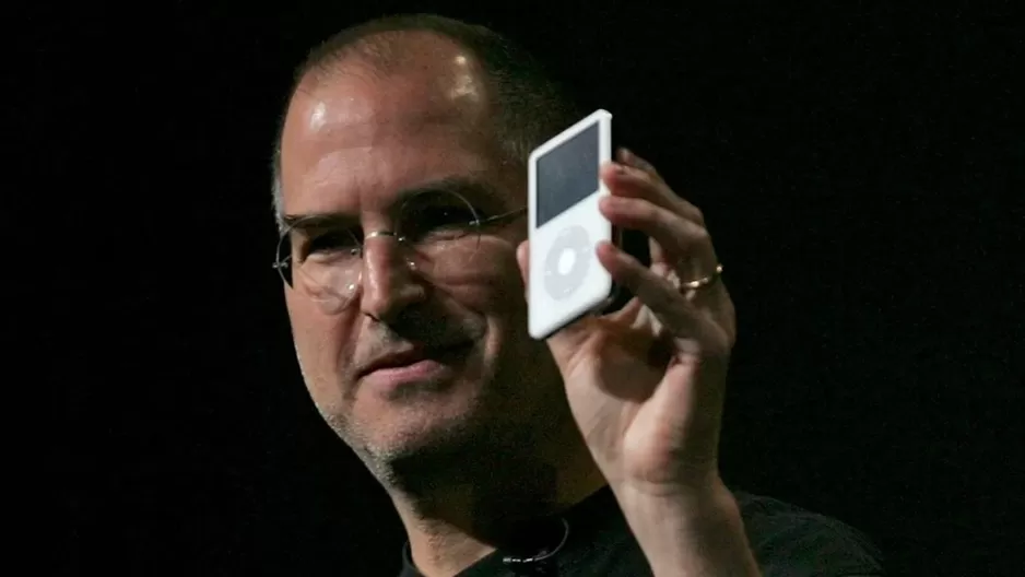 El iPod Classic fue presentado por  Steve Jobs en el 2001, generando una revolución en los sistemas de reproducción de música.