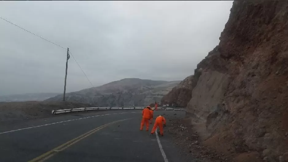 Decisión se tomó tras el bloqueo de la vía por un derrumbe provocado por el fuerte sismo