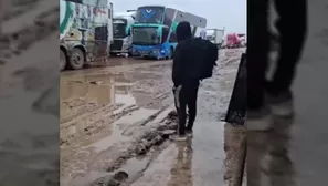 Bloqueo en la Panamericana Sur por huaicos en Quebrada Honda deja una mujer de 68 años fallecida. COER trabaja para despejar 10 km de vía mientras decenas de camiones y buses siguen varados en Atico. Video: Canal N