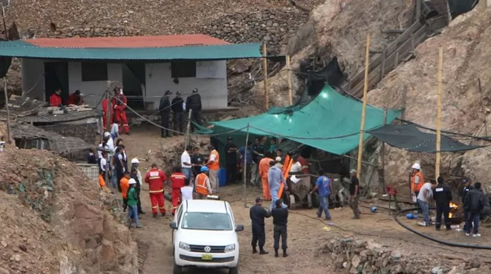 Bomberos apoyan en labores de rescate de mineros. Foto: América Noticias Bomberos apoyan en labores de rescate de mineros. Foto: América Noticias