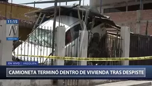 Auto ingresó a vivienda tras despistarse. Foto: captura de TV