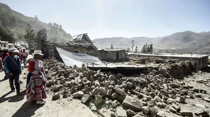 Viviendas e iglesia dañadas por el sismo en Caylloma. Foto: Andina Viviendas e iglesia dañadas por el sismo en Caylloma. Foto: Andina