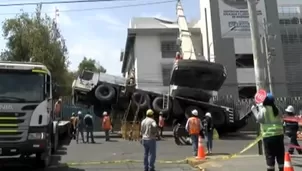 Agentes de la Policía cercaron la zona, para realizar los trabajos que permitan liberar la enorme grúa / Video: Canal N