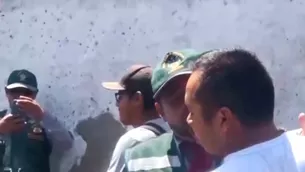 El conductor empujó a uno de los inspectores. Foto y video: Canal N