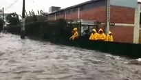 Algunos vehículos que transitaban por la avenida Mariscal Castilla quedaron varados. Foto: Canal N