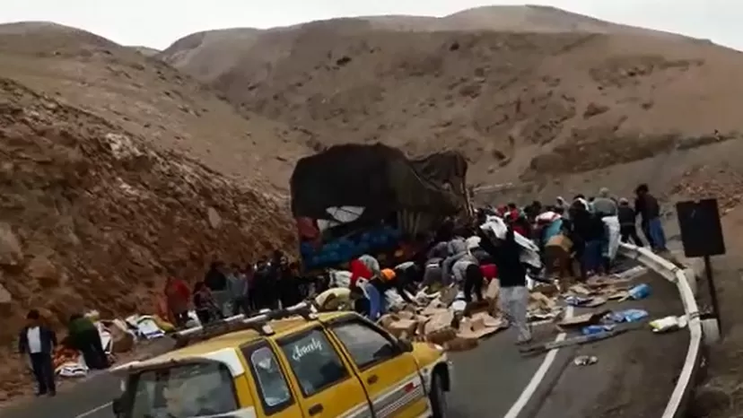 Arequipa: pobladores saquean camión en la Panamericana Sur