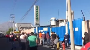 En el Parque Industrial, muchos esperan todos los días para recargar sus balones de oxígeno. Foto y video: América Noticias