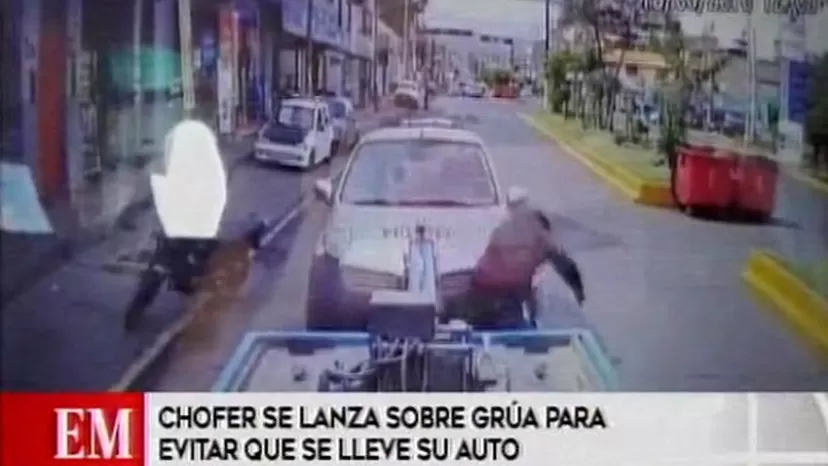 Arequipa: taxista se lanzó sobre auto que estaba siendo remolcado por una grúa