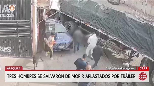 Tráiler sin control aplasta vehículos y deja tres heridos. Foto: América Noticias